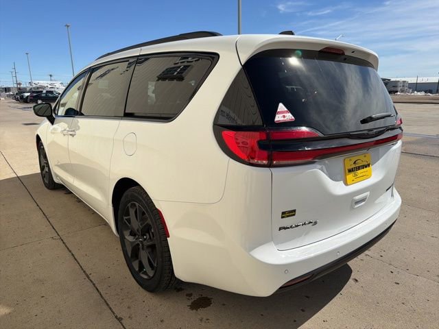 Used 2025 Chrysler Pacifica Limited image 5