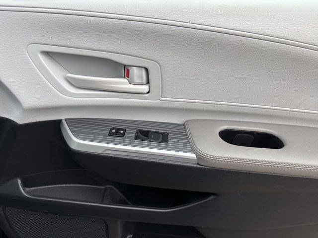 Used 2025 Toyota Sienna LE FWD image 35