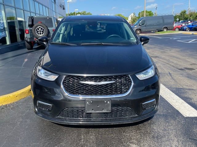 Used 2023 Chrysler Pacifica Touring-L FWD image 3