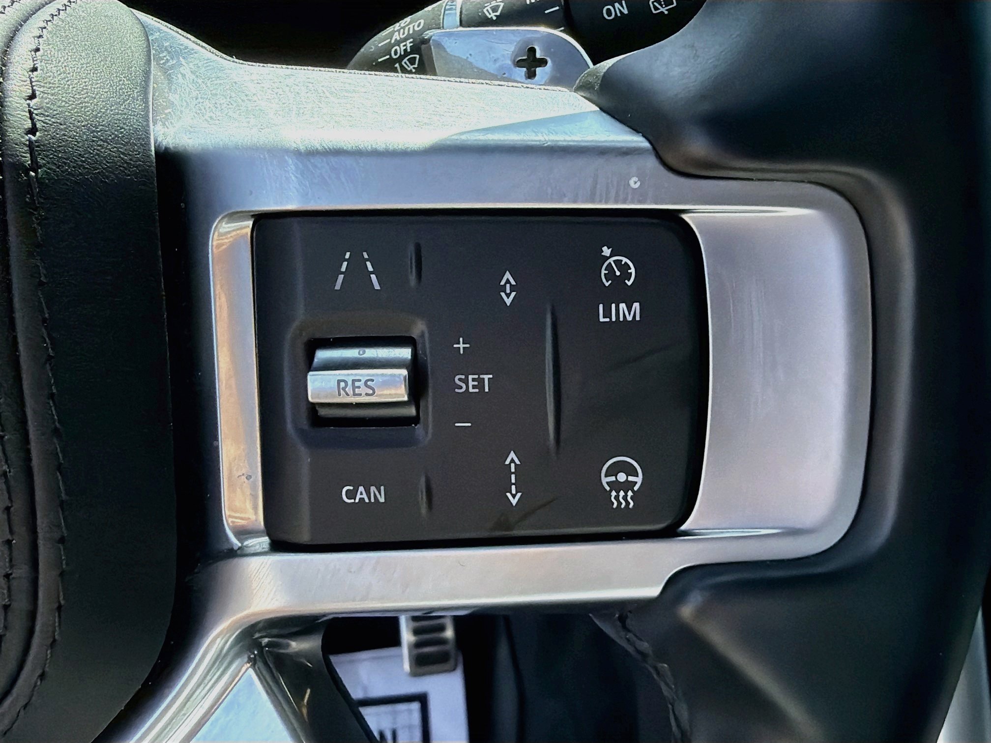 Certified 2025 Land Rover Discovery Metropolitan Edition AWD/4WD image 40