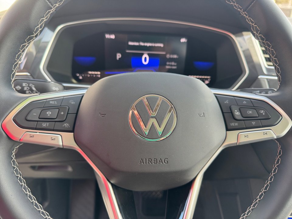 Used 2022 Volkswagen Tiguan SE w/ Panoramic Sunroof Package image 37