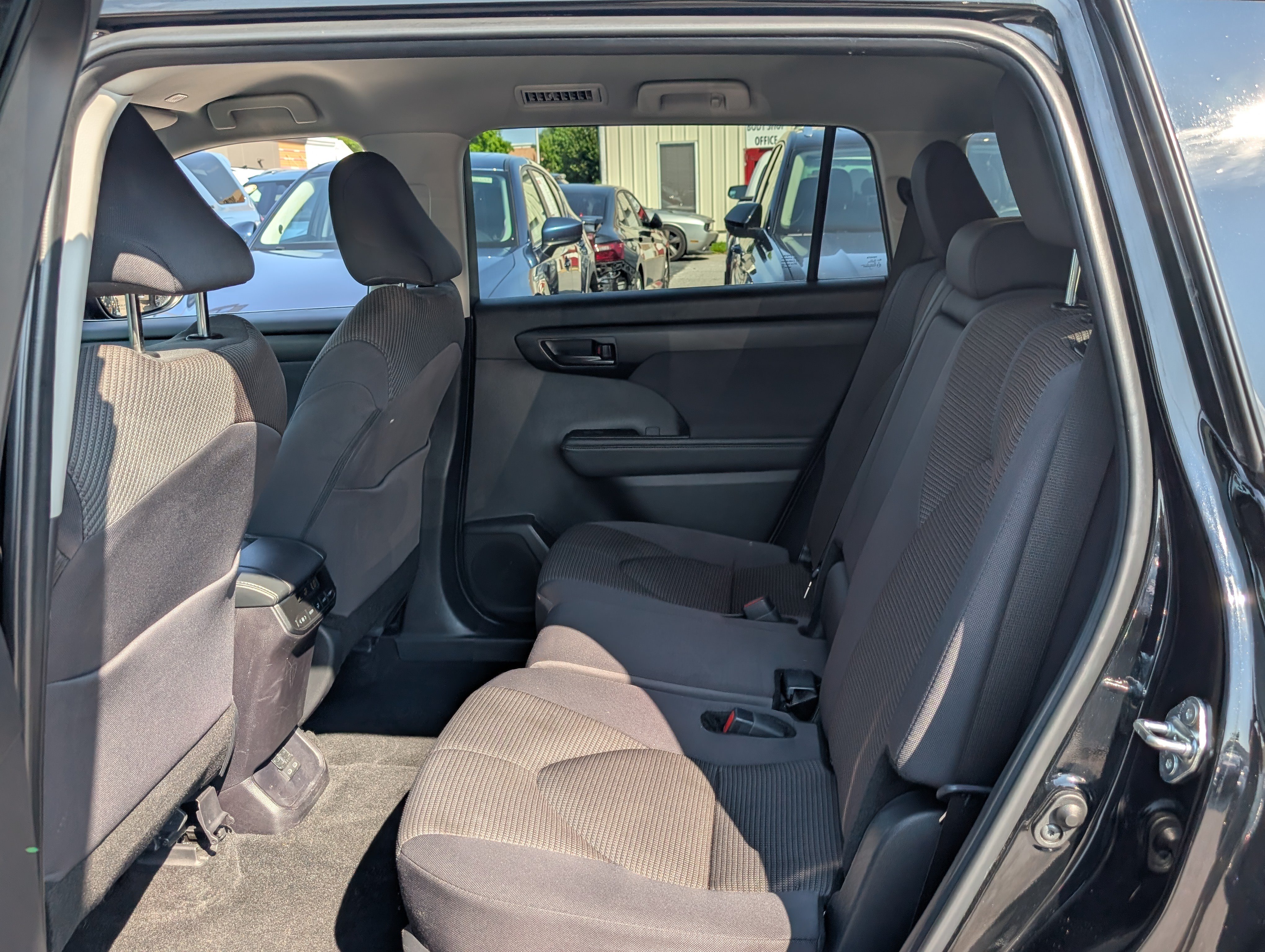Used 2025 Toyota Highlander LE AWD/4WD image 16