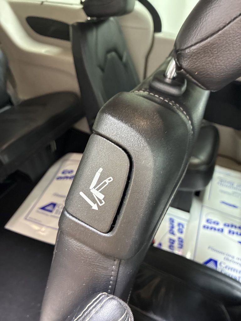 Used 2022 Chrysler Pacifica Touring-L FWD image 29