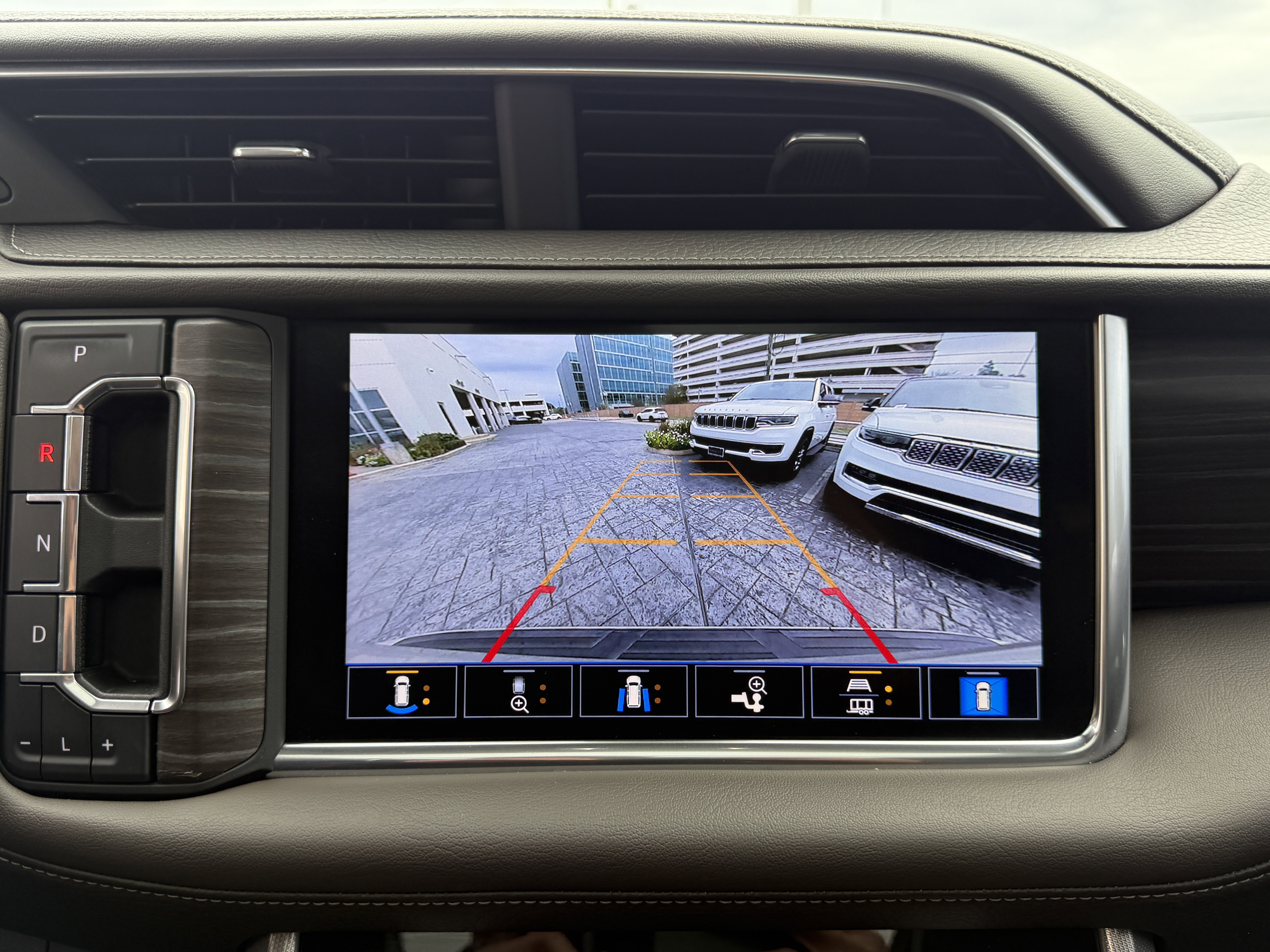 Used 2021 GMC Yukon XL Denali w/ Denali Premium Package image 25