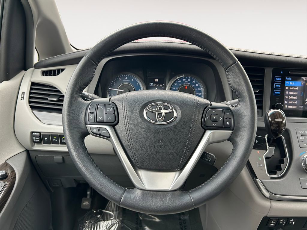 Used 2017 Toyota Sienna XLE Premium image 14