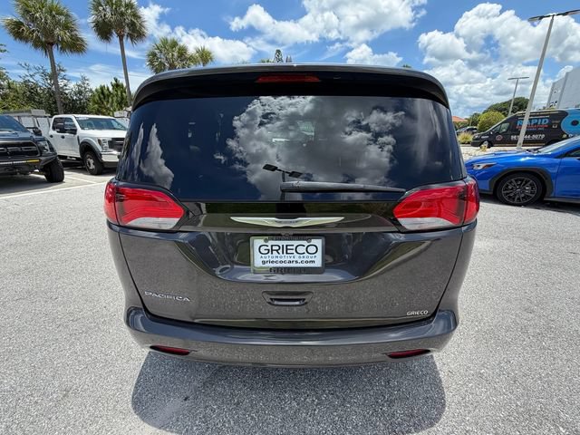 Used 2017 Chrysler Pacifica Touring w/ Tire & Wheel Group FWD image 11