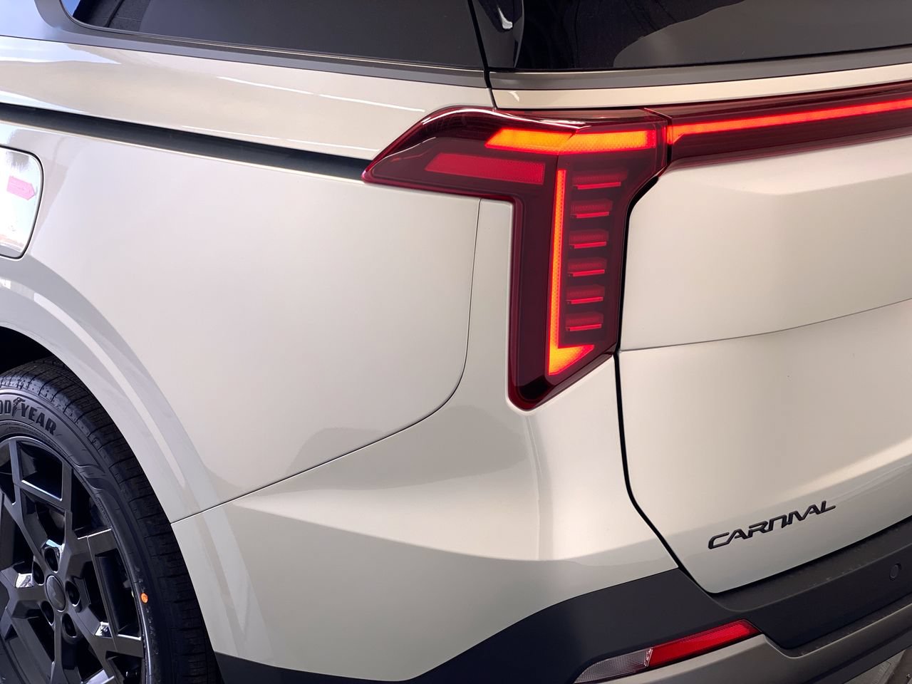 New 2026 Kia Carnival SX Prestige FWD image 9