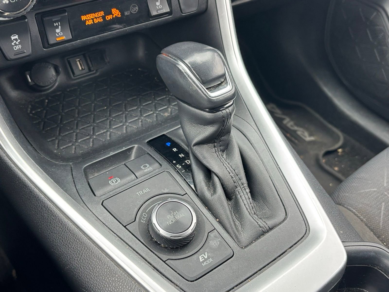 Used 2020 Toyota RAV4 XLE w/ Convenience Package image 8