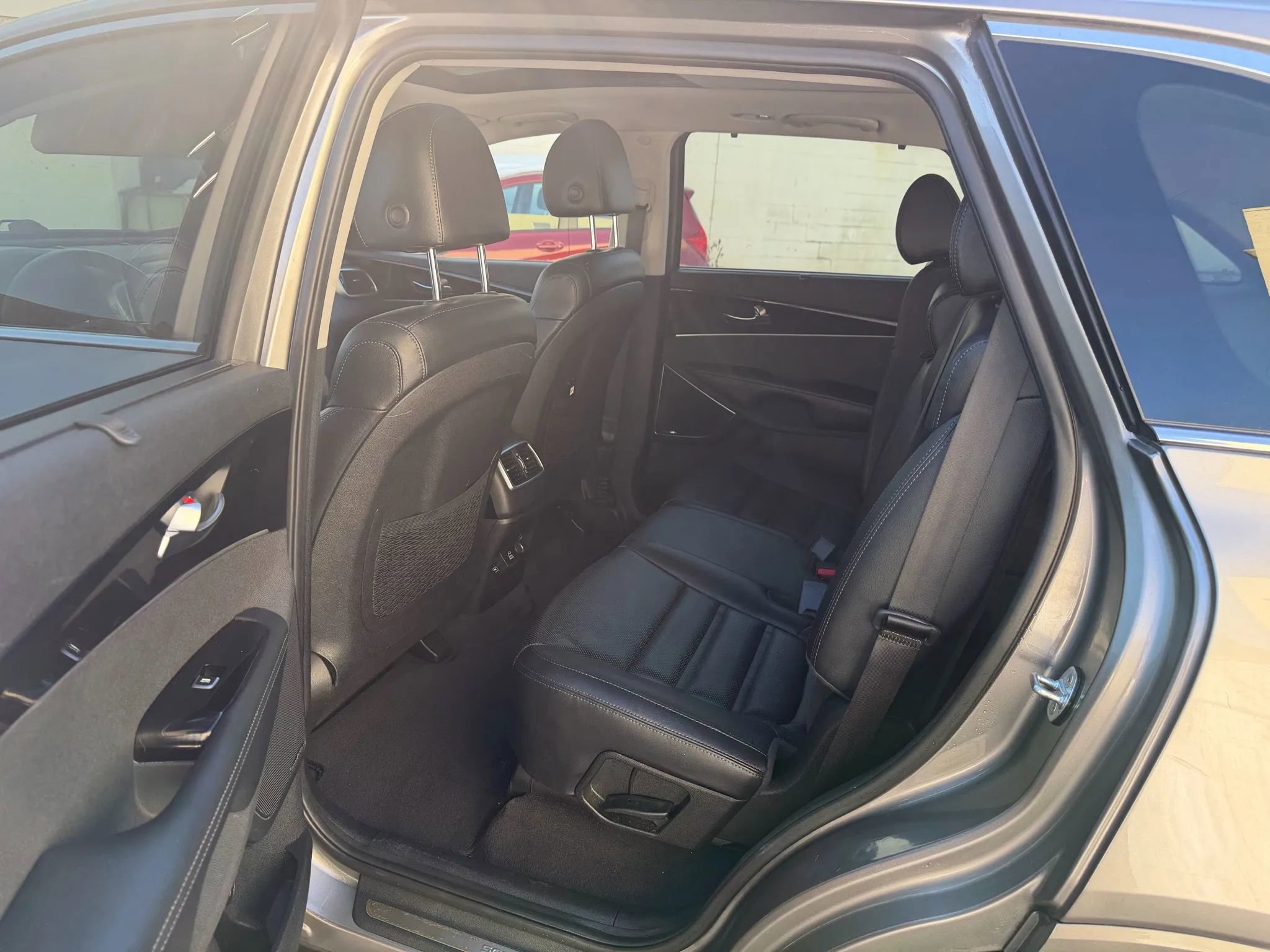 Used 2019 Kia Sorento SX image 32