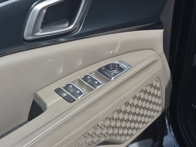 Used 2025 Kia Carnival FWD image 10