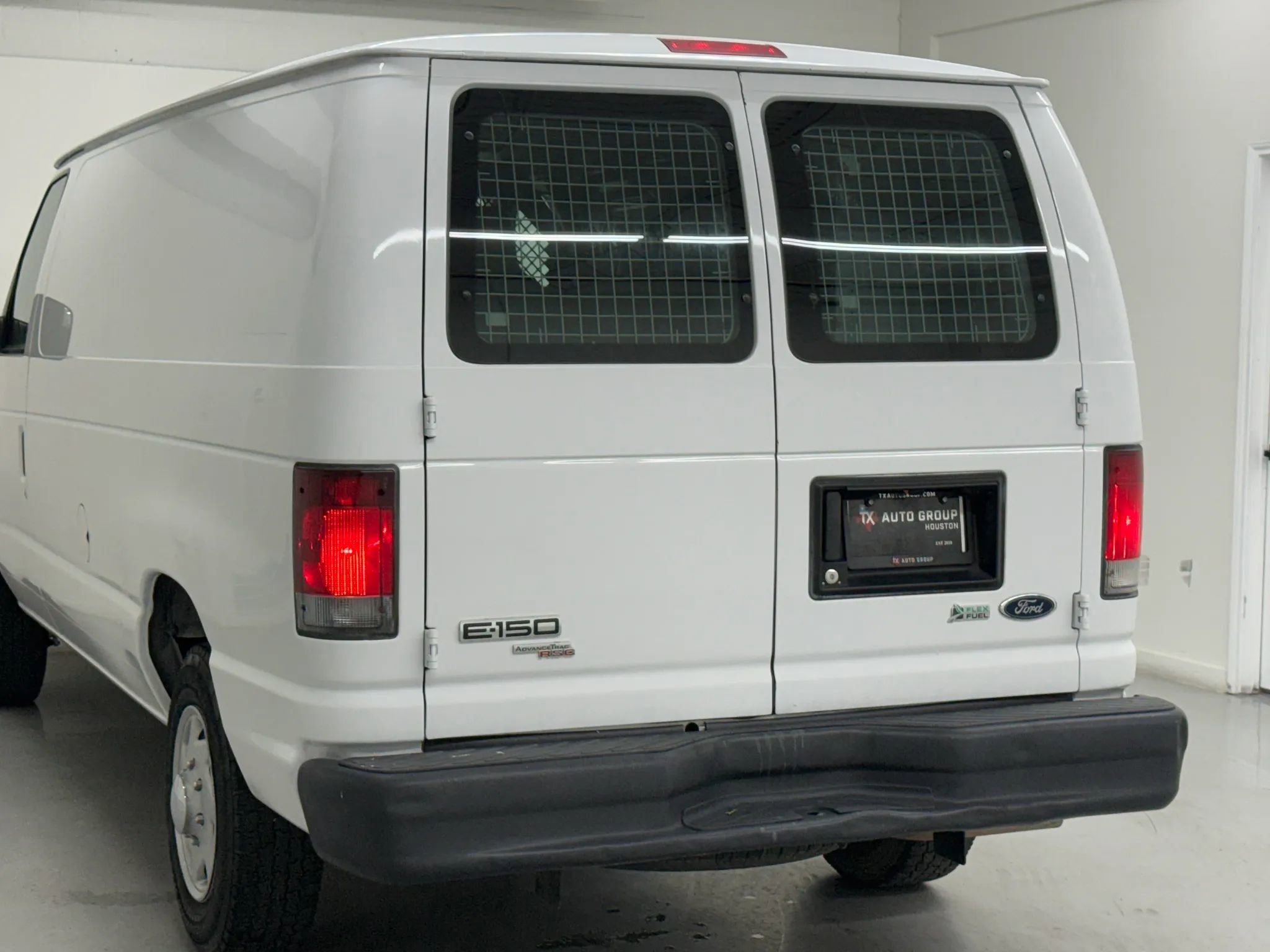Used 2011 Ford E-150 and Econoline 150 w/ Commercial Cargo Van Pkg RWD image 33