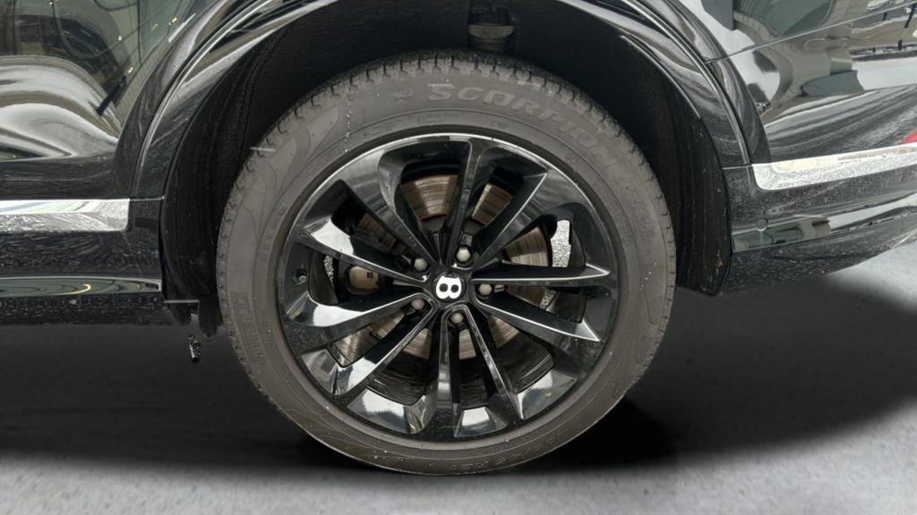Used 2021 Bentley Bentayga image 18