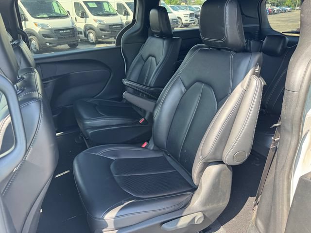 Certified 2024 Chrysler Pacifica Limited FWD image 18