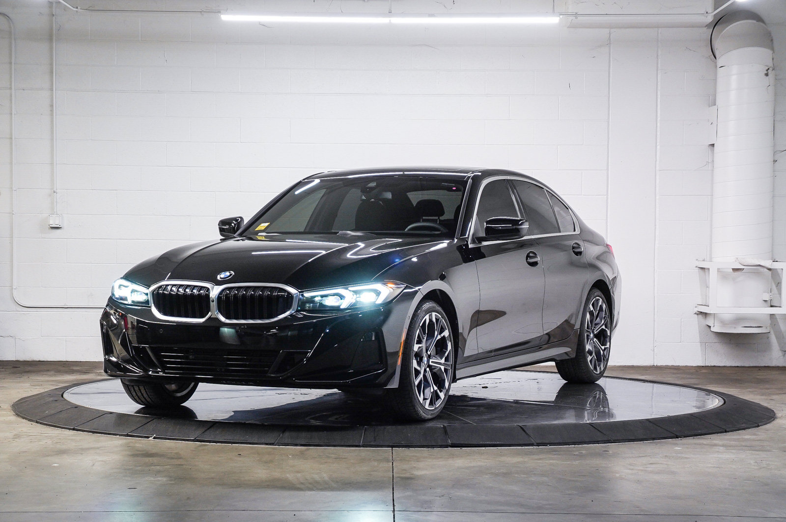 Used 2025 BMW 330i Sedan w/ Convenience Package RWD image 3