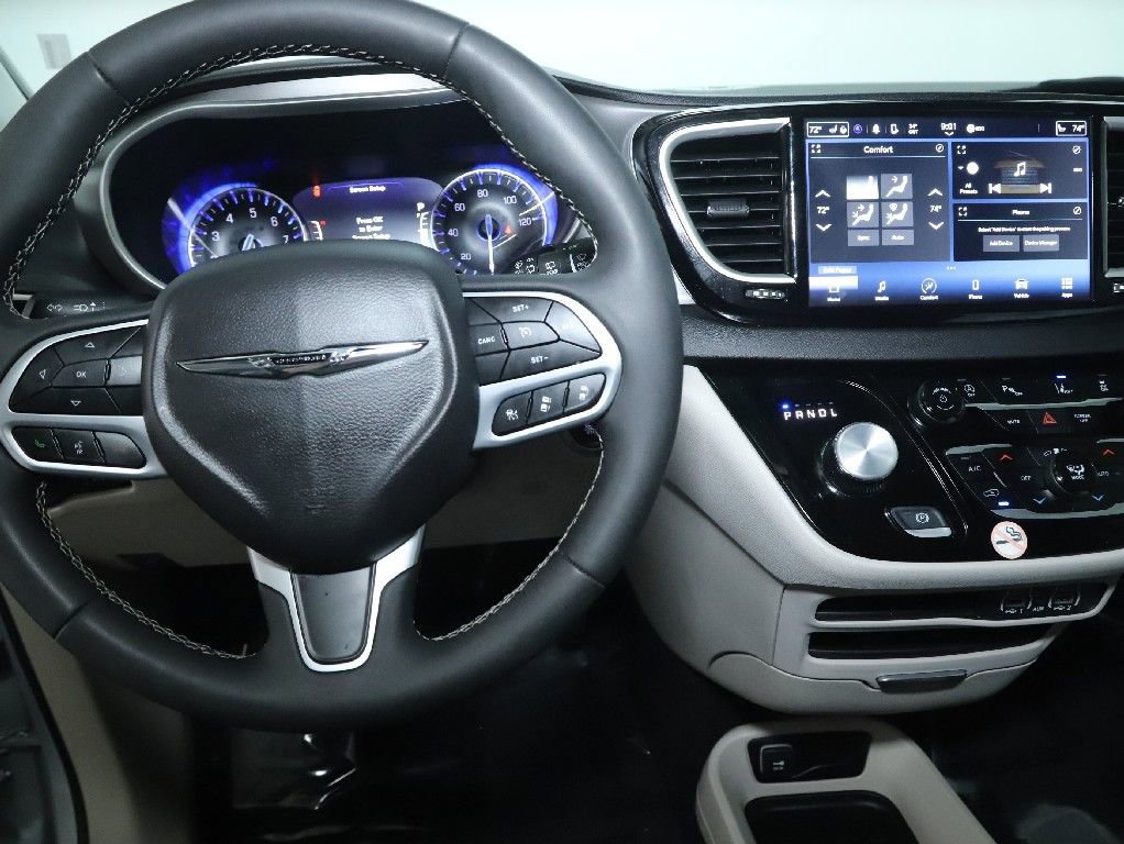 Used 2024 Chrysler Pacifica Touring-L image 28