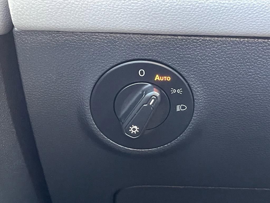 Used 2023 Volkswagen Taos SE w/ Panoramic Sunroof Package image 19