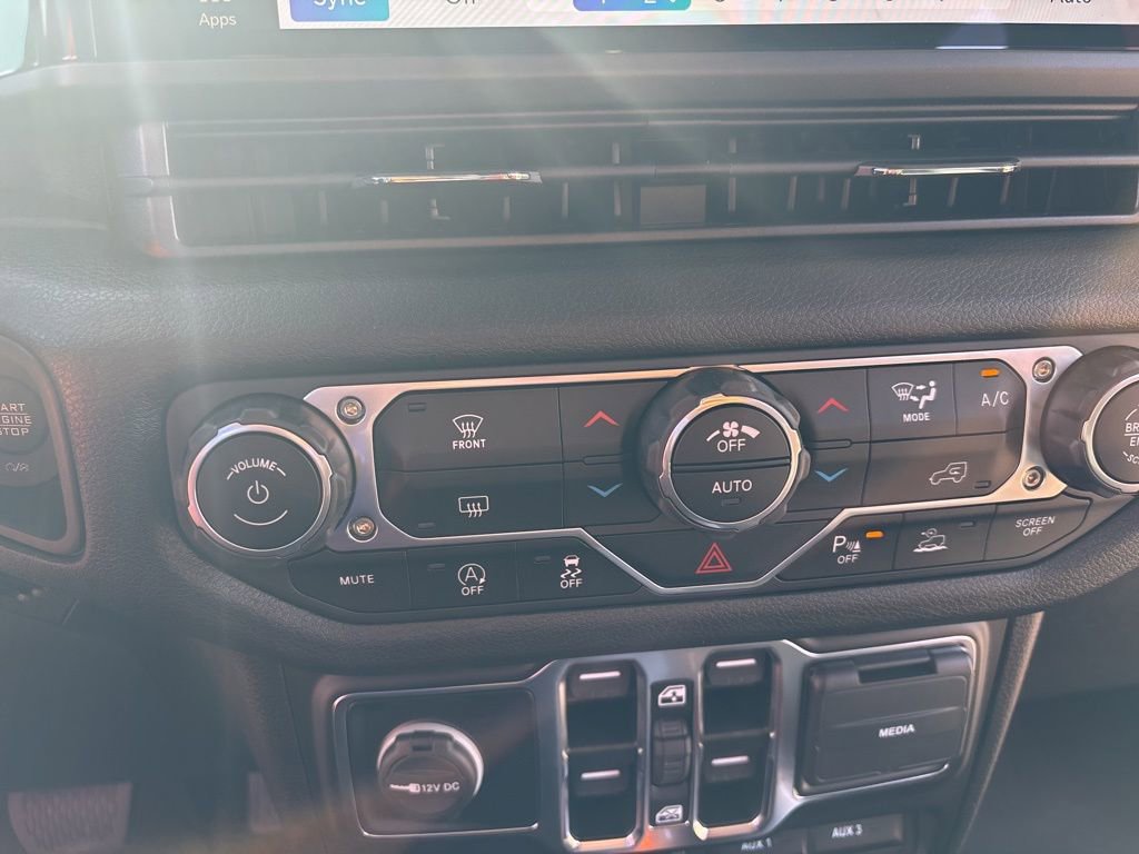 New 2025 Jeep Gladiator Willys AWD/4WD image 18