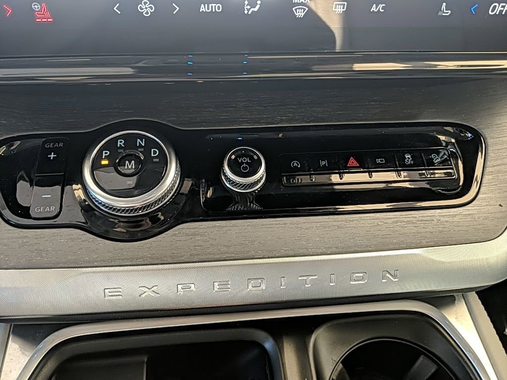 Used 2025 Ford Expedition Platinum image 25