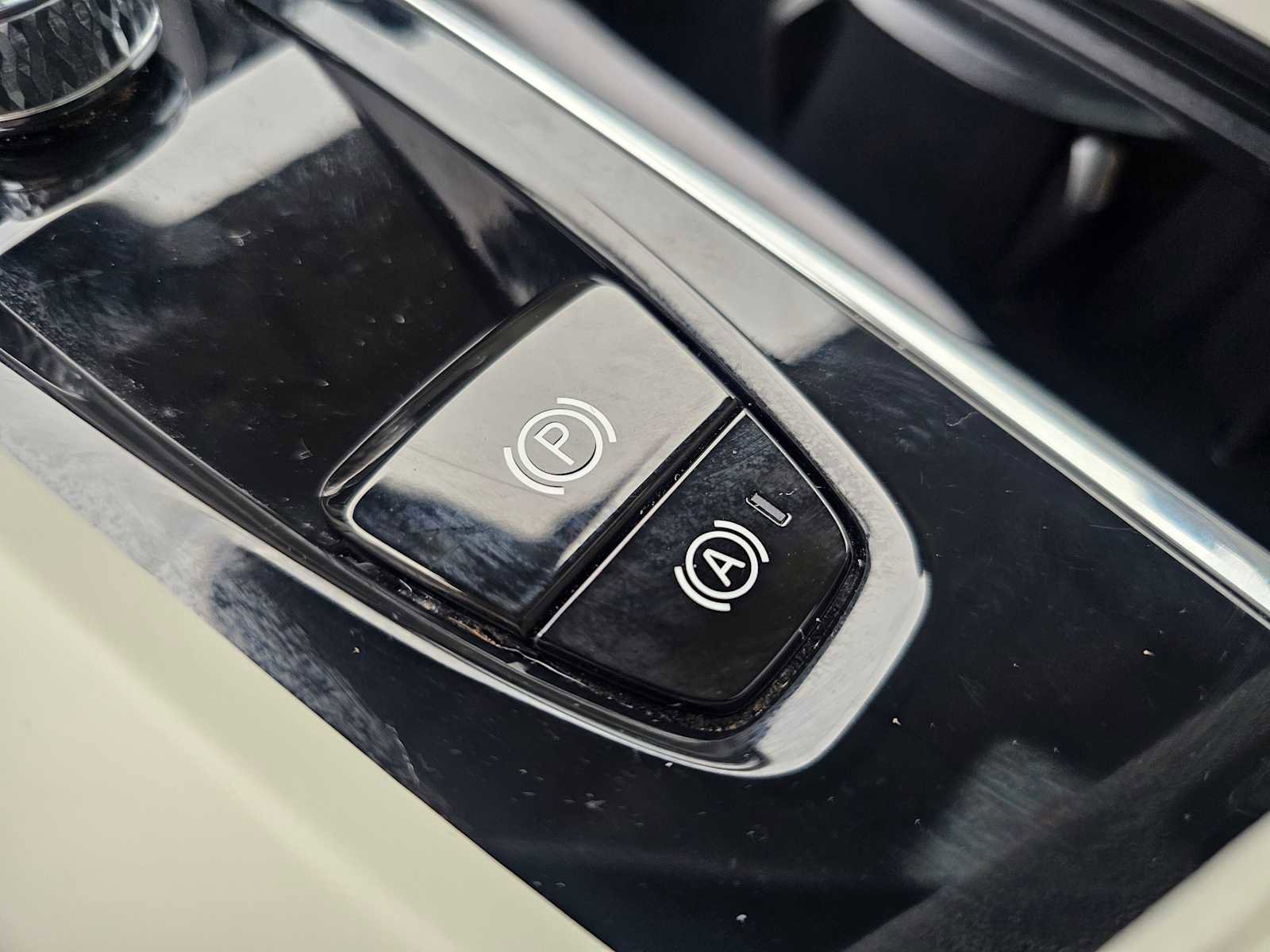 Certified 2023 Volvo XC60 T8 Ultimate w/ Climate Package image 39