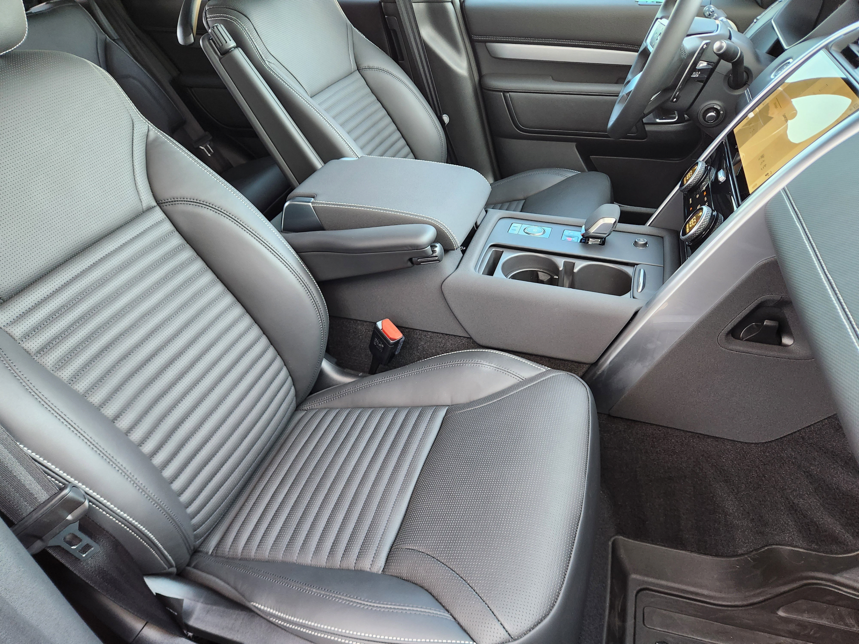 New 2025 Land Rover Discovery Dynamic SE AWD/4WD image 9