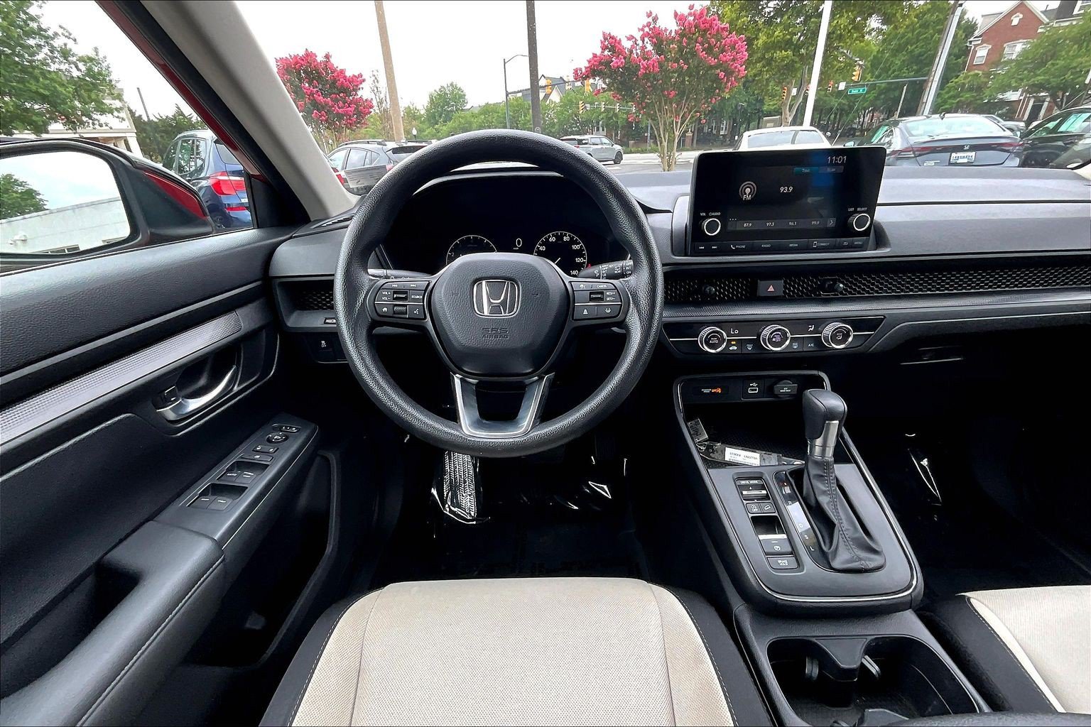 Used 2023 Honda CR-V LX image 5