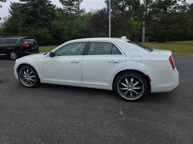 Used 2019 Chrysler 300 Touring w/ Quick Order Package 2EF RWD image 4