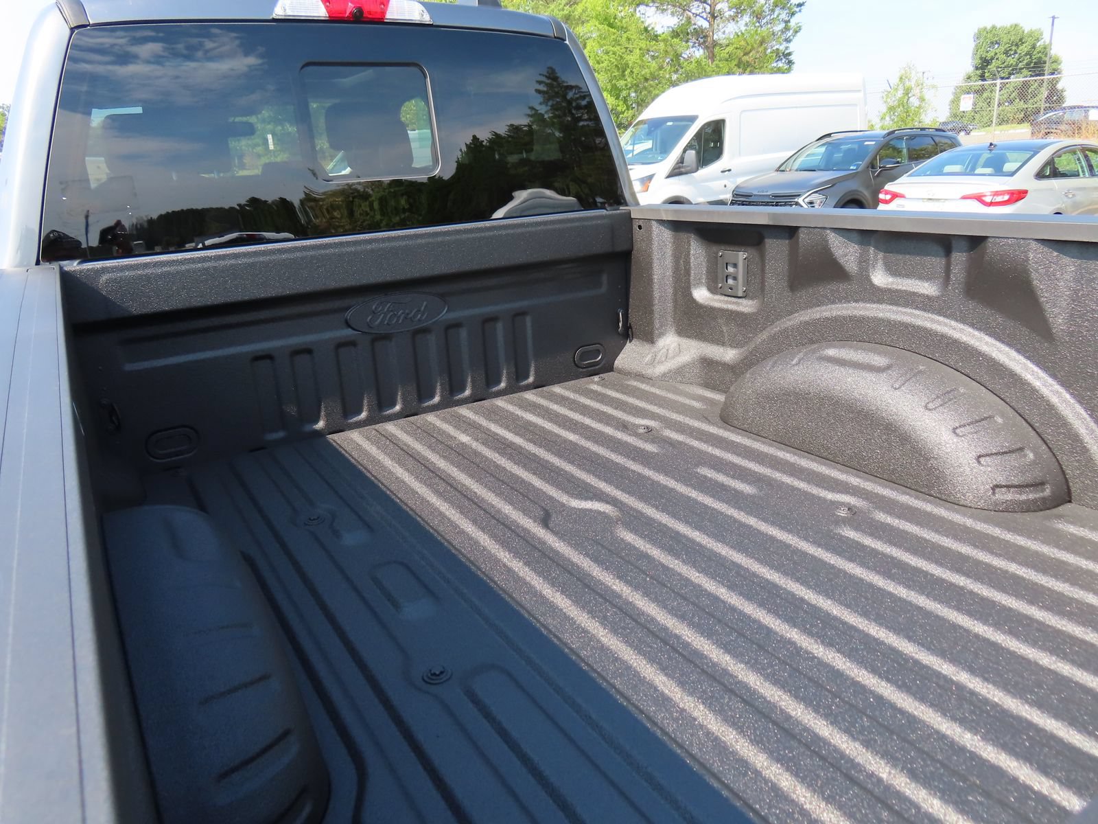 New 2026 Ford F250 Lariat w/ Black Appearance Package AWD/4WD image 9