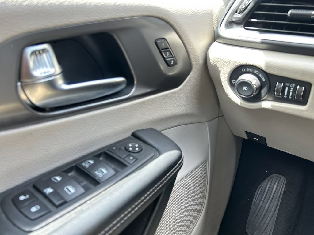 Used 2023 Chrysler Pacifica Touring-L FWD image 29