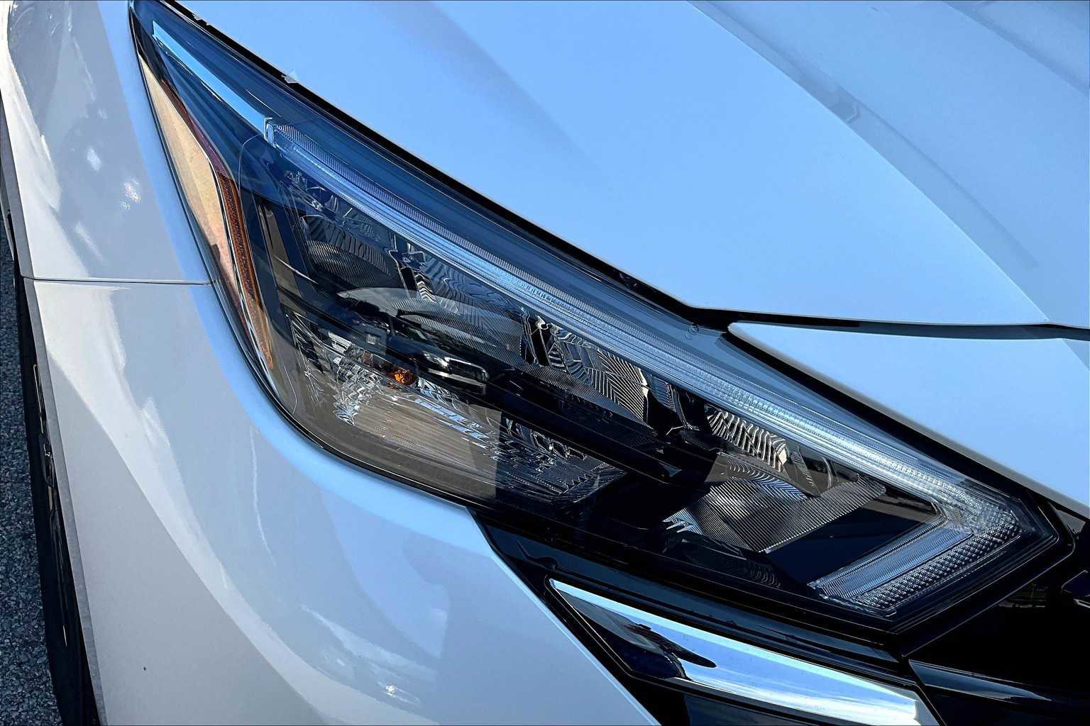 New 2025 Nissan Versa SV w/ Trunk Package FWD image 18