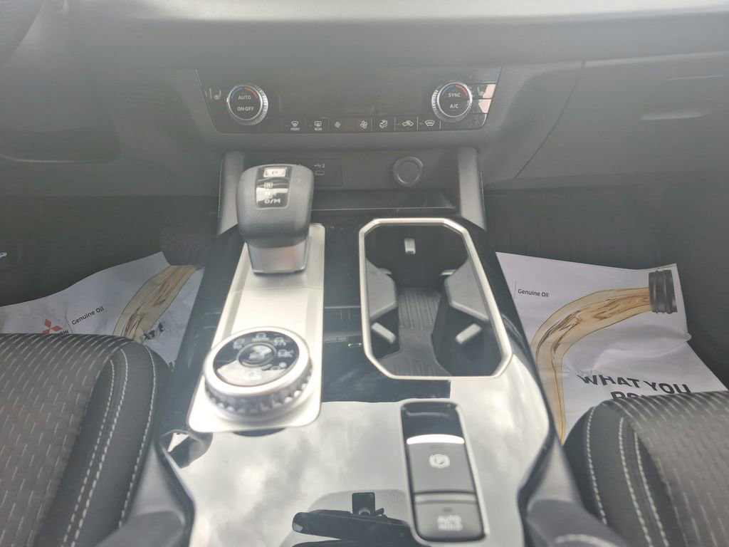 Used 2025 Mitsubishi Outlander ES image 25