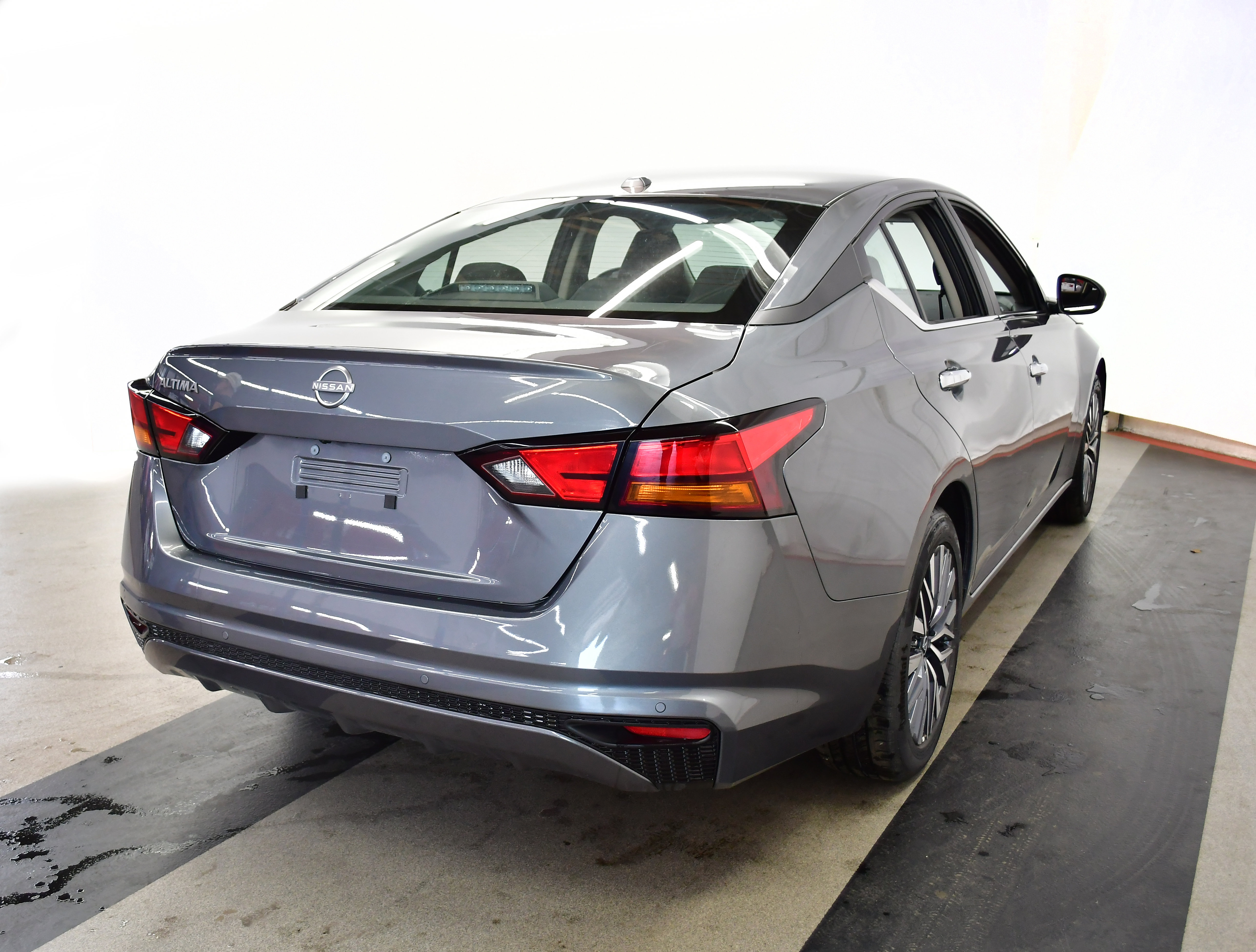 Used 2025 Nissan Altima 2.5 SV FWD image 7