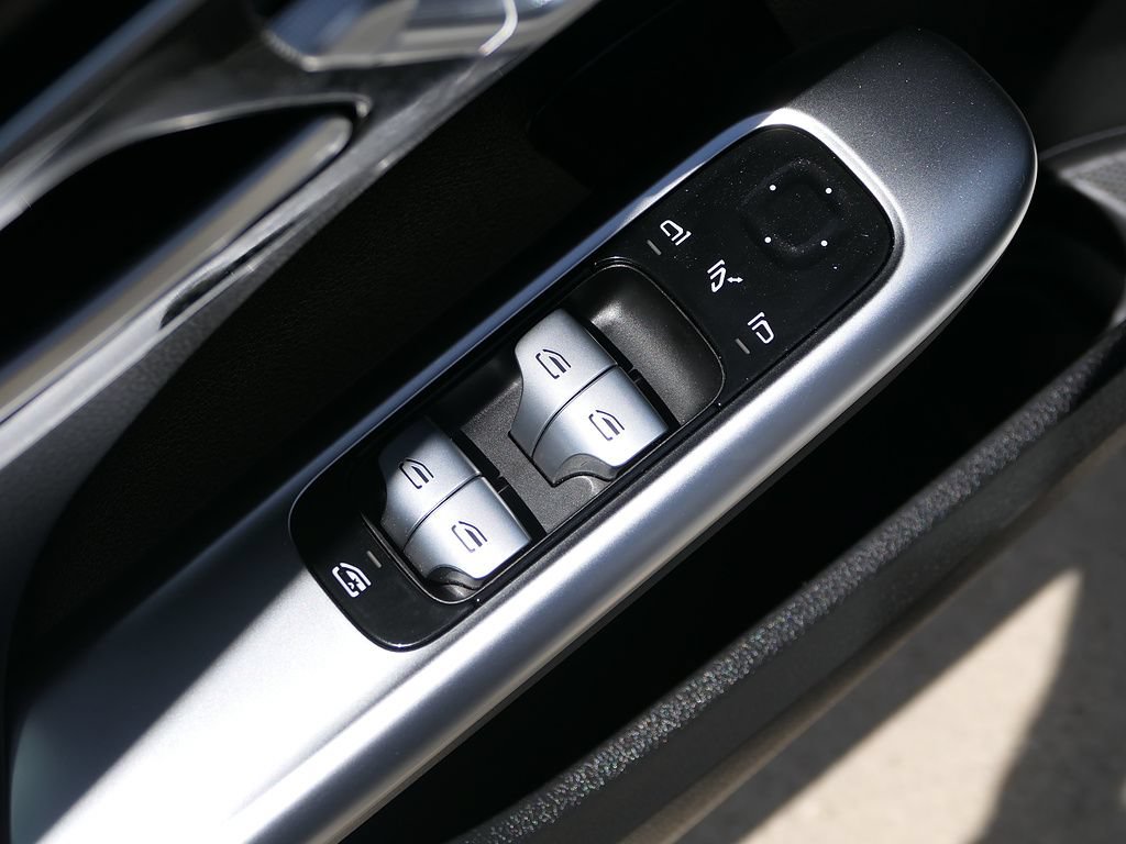Used 2023 Mercedes-Benz C 300 Sedan image 12