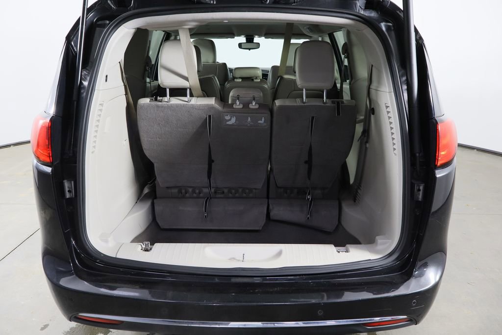 Used 2018 Chrysler Pacifica Touring-L image 18
