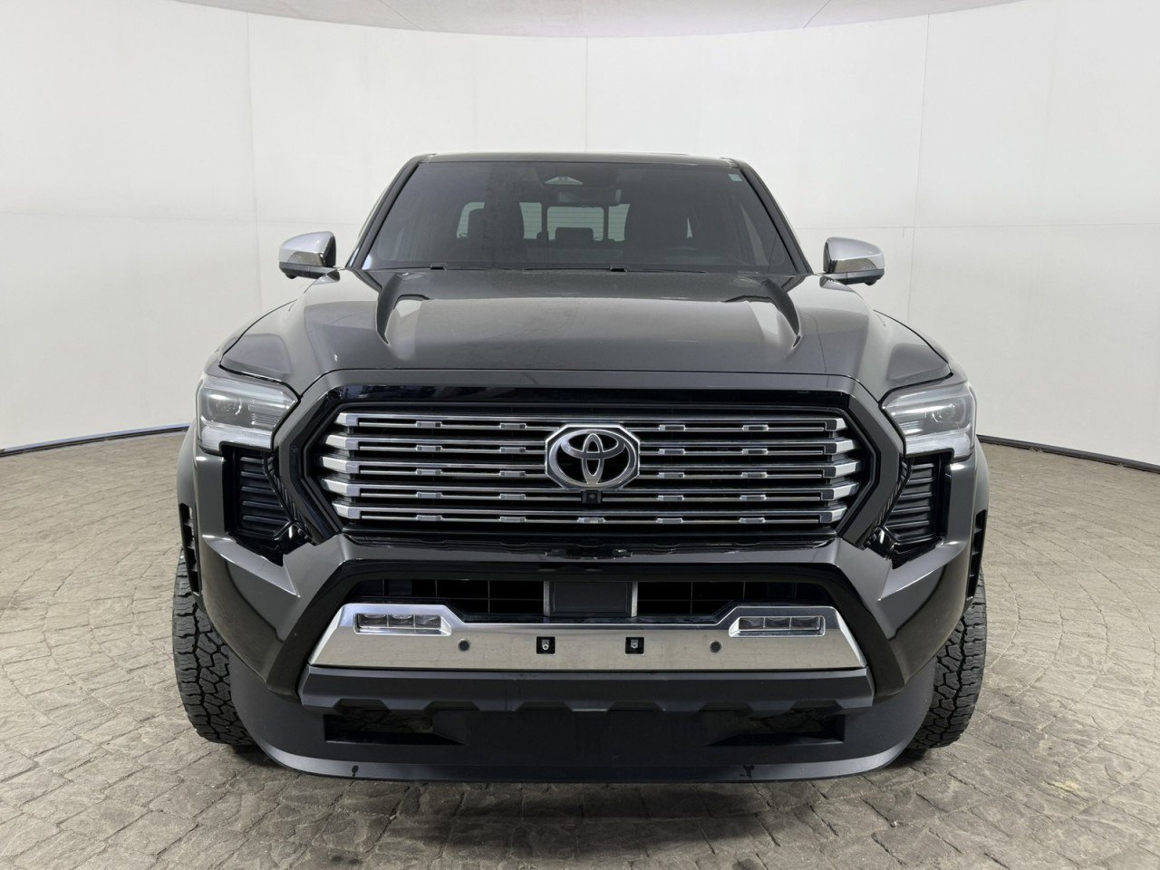 Used 2024 Toyota Tacoma Limited w/ Limited Package (LT) AWD/4WD image 2