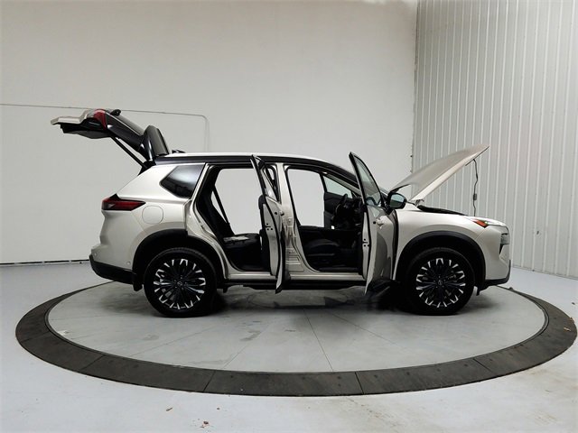 Used 2025 Nissan Rogue SL w/ Tech Package image 16