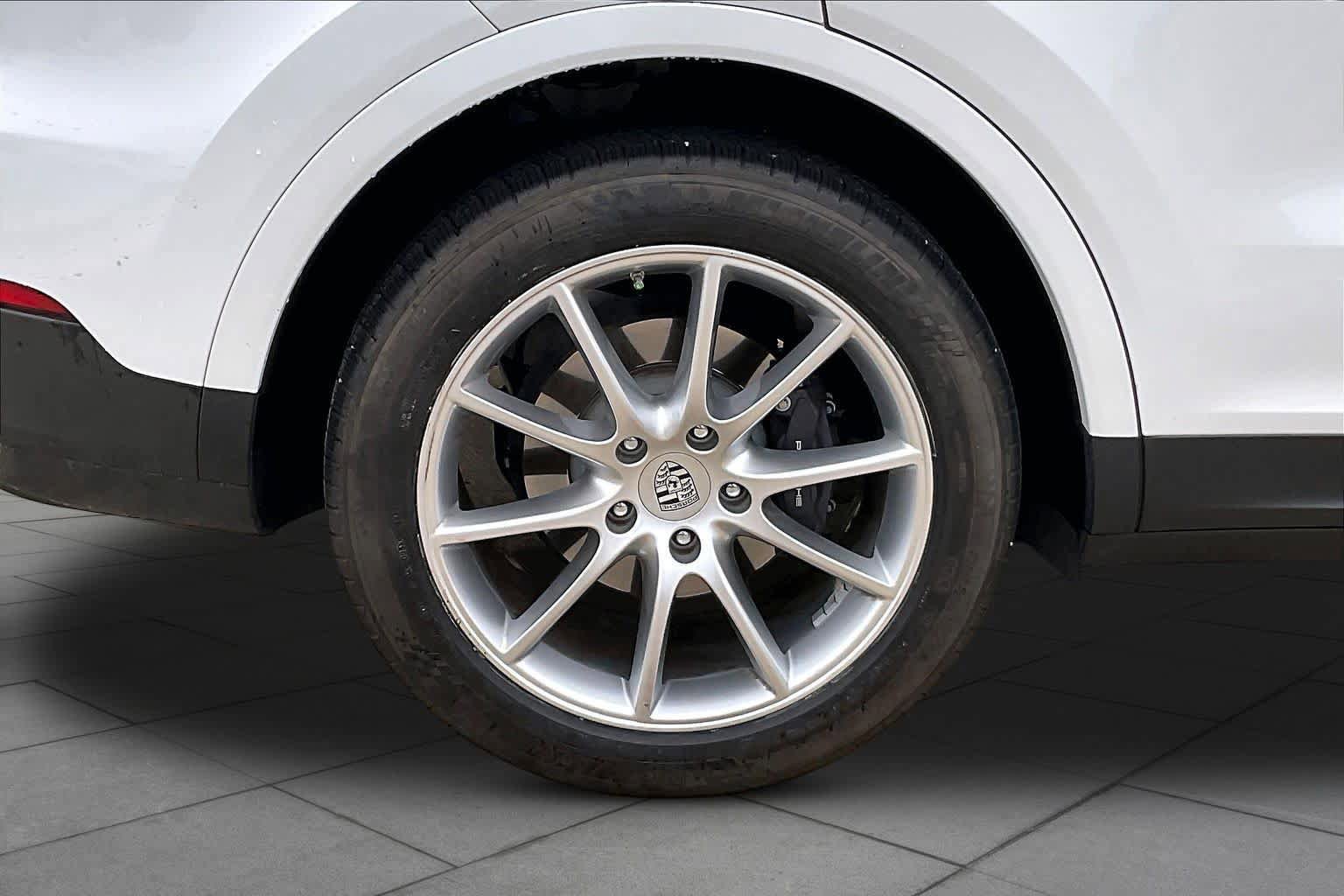 Used 2023 Porsche Cayenne AWD/4WD image 10