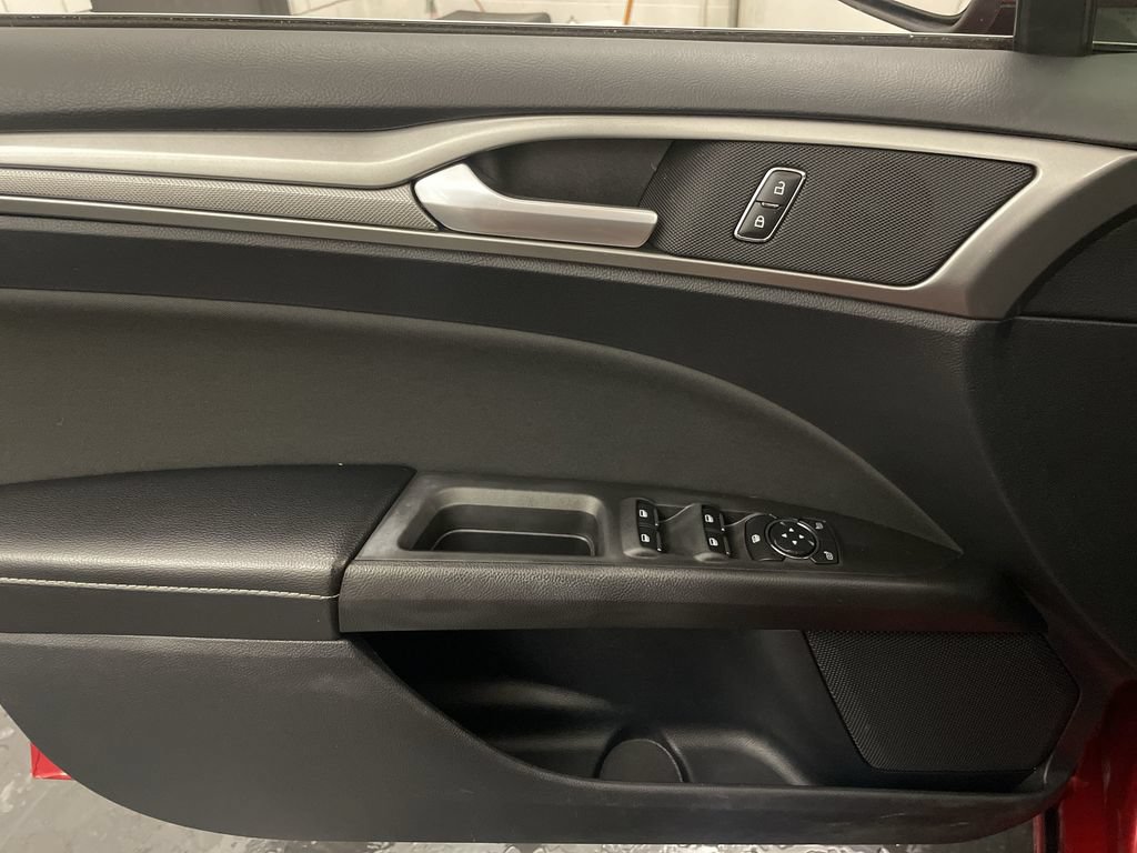 Used 2020 Ford Fusion SE FWD image 15