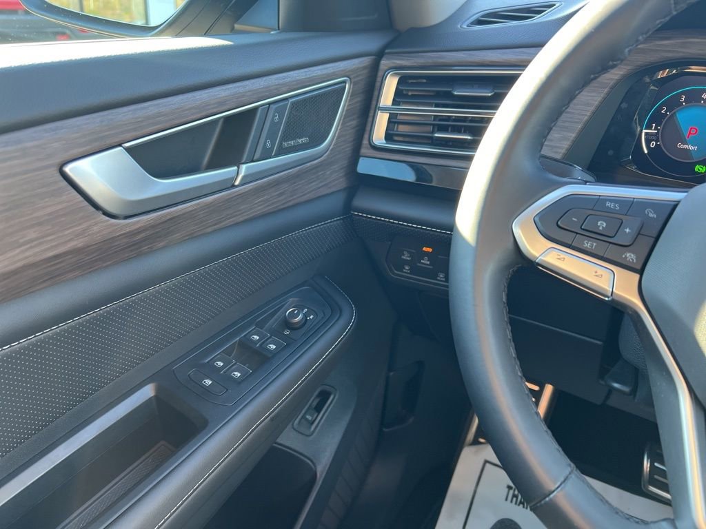 Used 2024 Volkswagen Atlas SEL Premium R-Line image 19