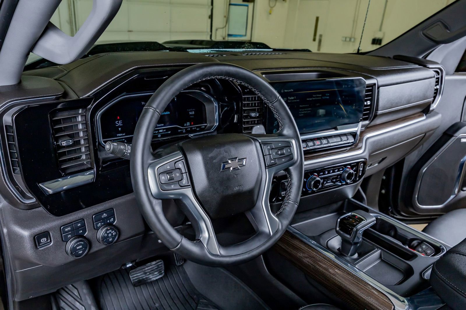 Used 2025 Chevrolet Silverado 1500 LT Trail Boss w/ Convenience Package II AWD/4WD image 17