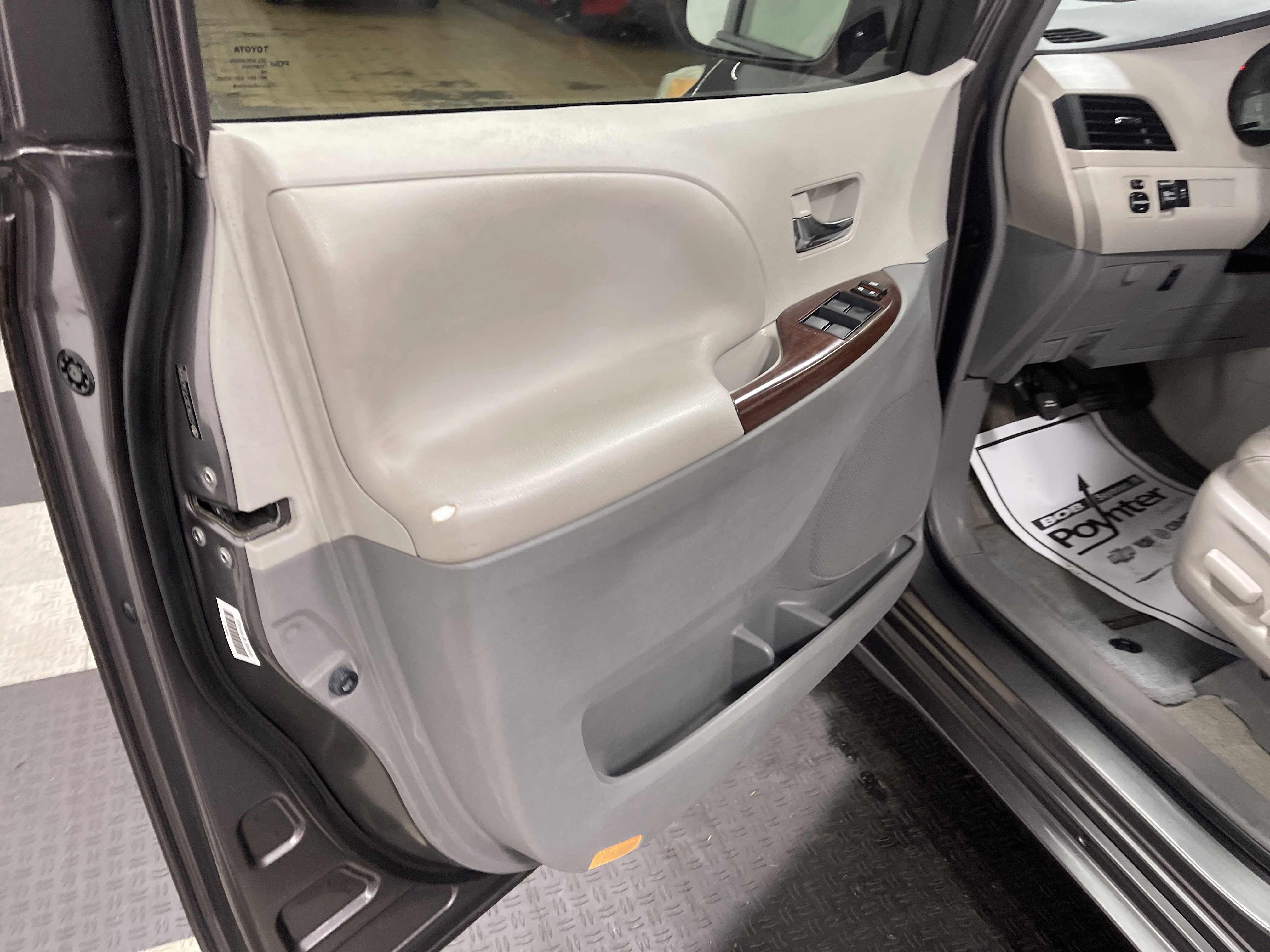 Used 2014 Toyota Sienna XLE image 10