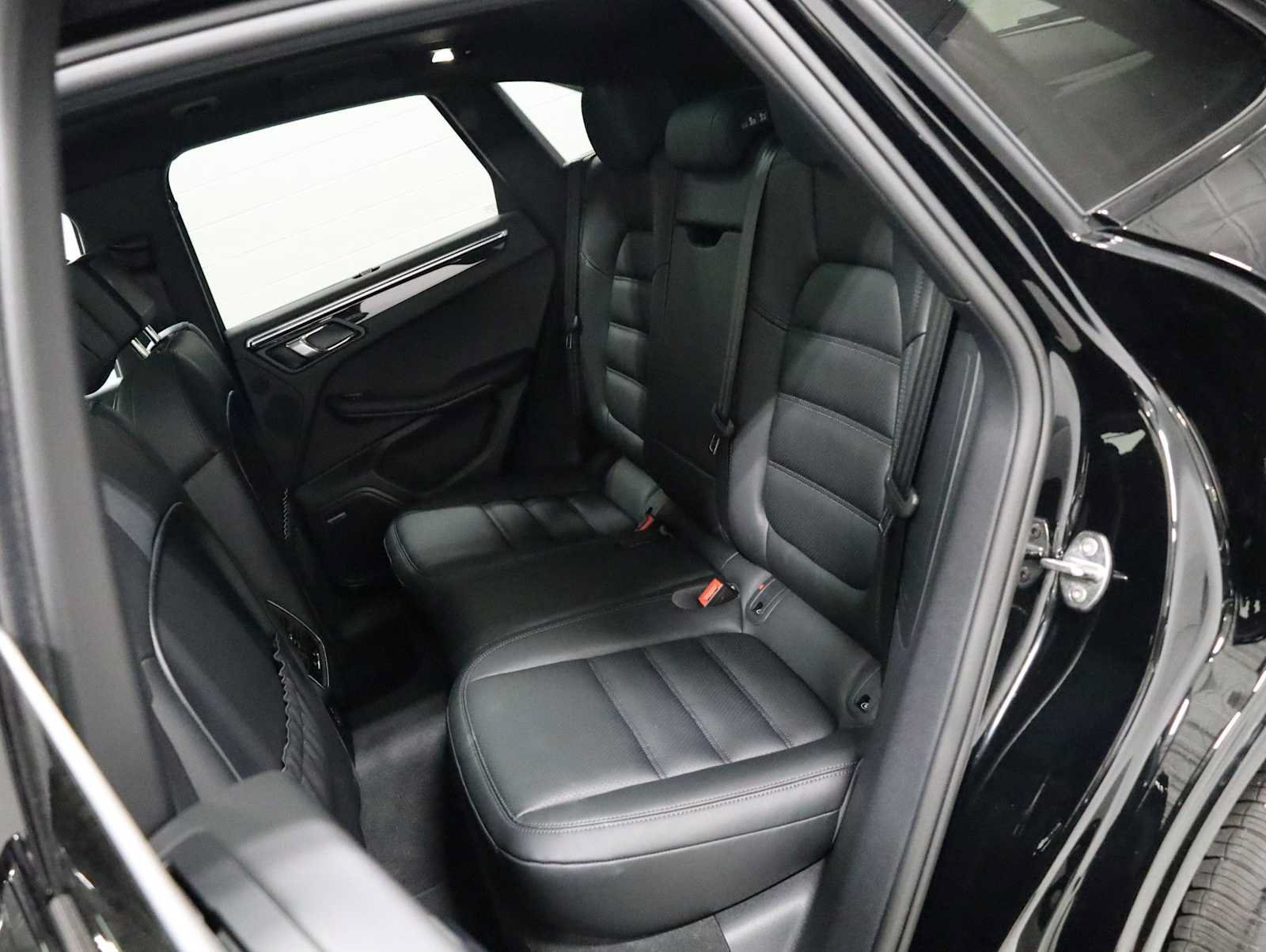 Certified 2026 Porsche Macan AWD/4WD image 36