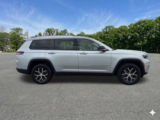 Used 2023 Jeep Grand Cherokee L Limited AWD/4WD image 9