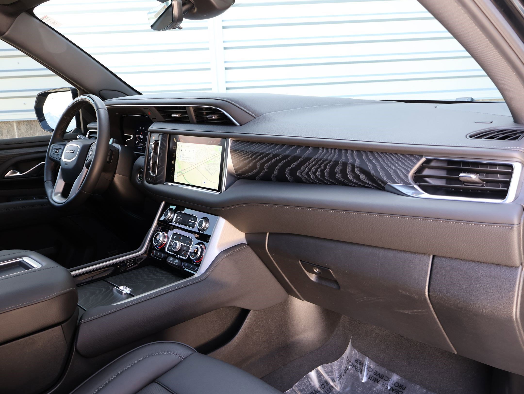 Used 2024 GMC Yukon Denali w/ Advanced Technology Package AWD/4WD image 31