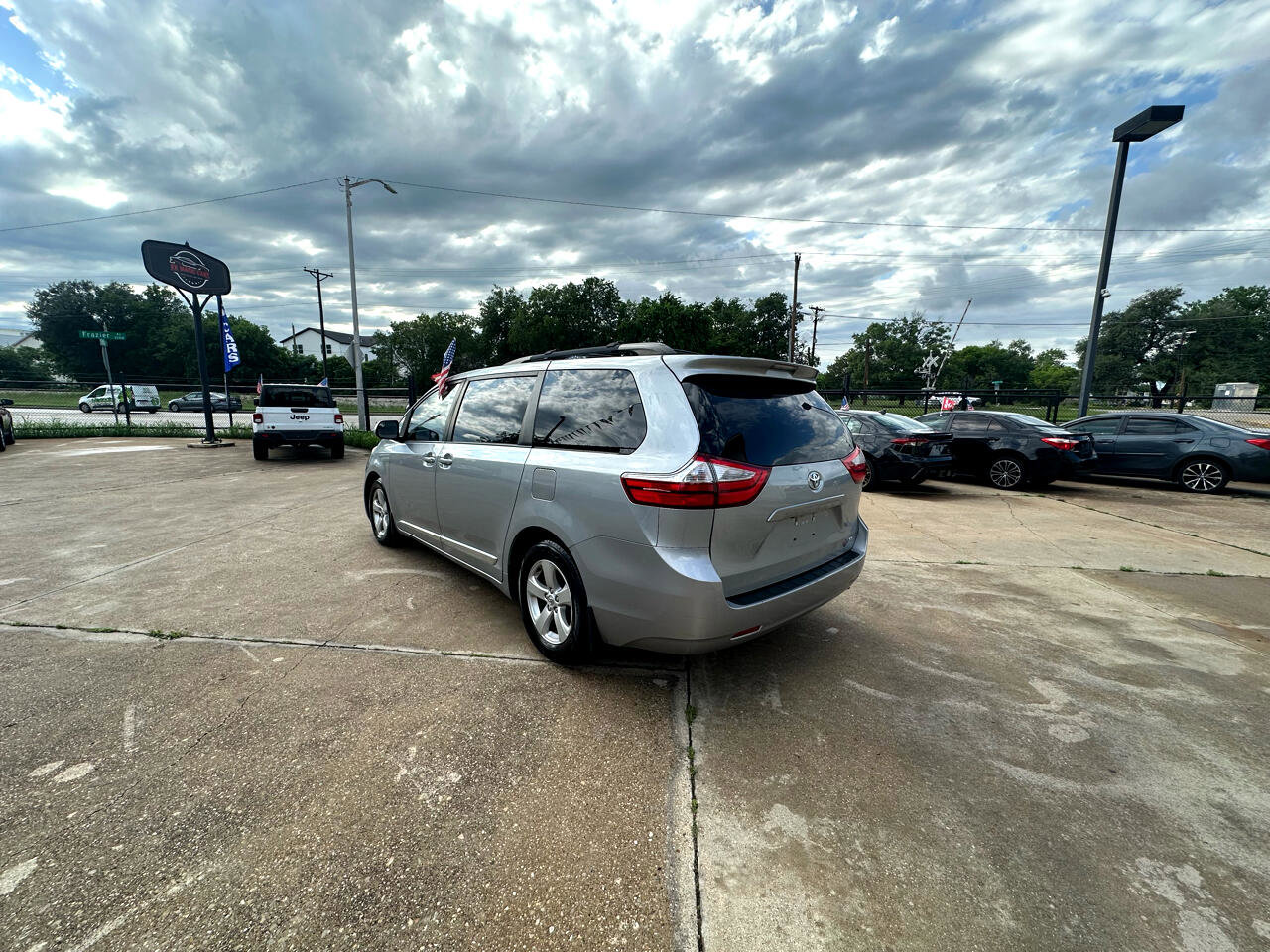 Used 2015 Toyota Sienna LE image 6