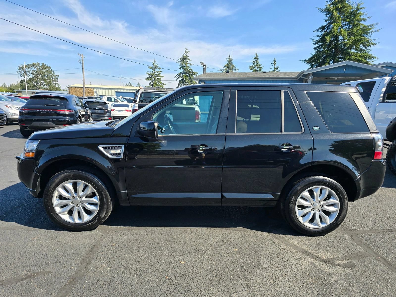 Used 2014 Land Rover LR2 HSE AWD/4WD image 2