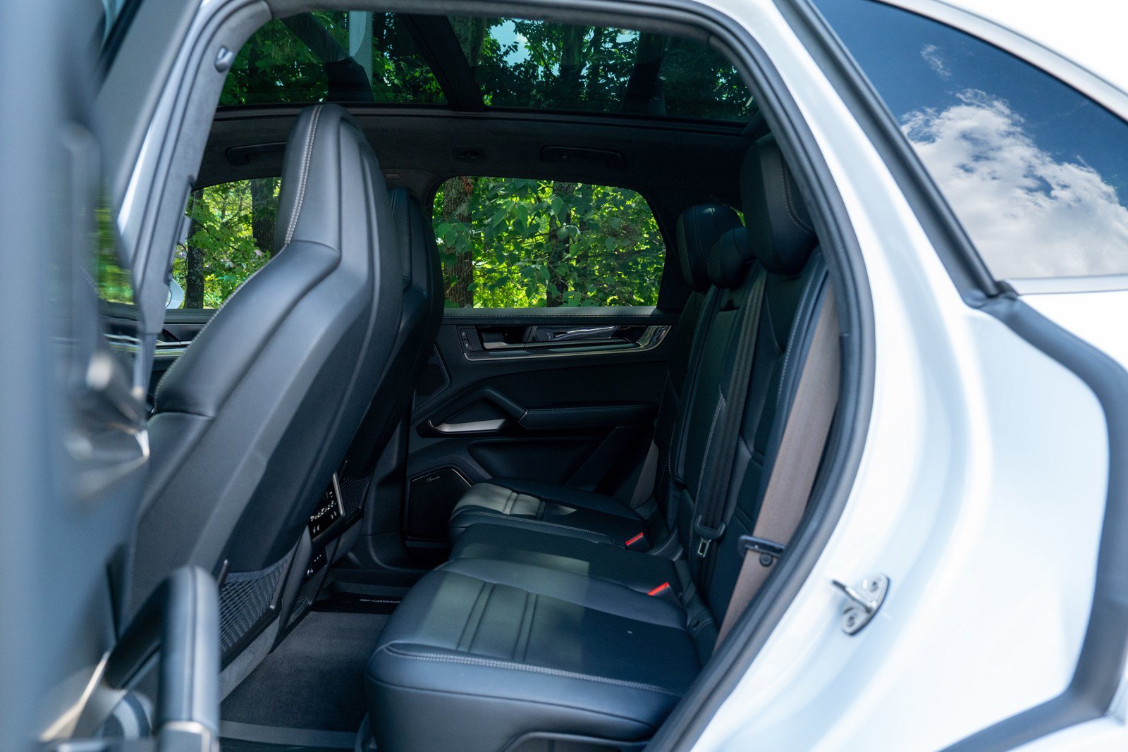Certified 2025 Porsche Cayenne Turbo AWD/4WD image 34