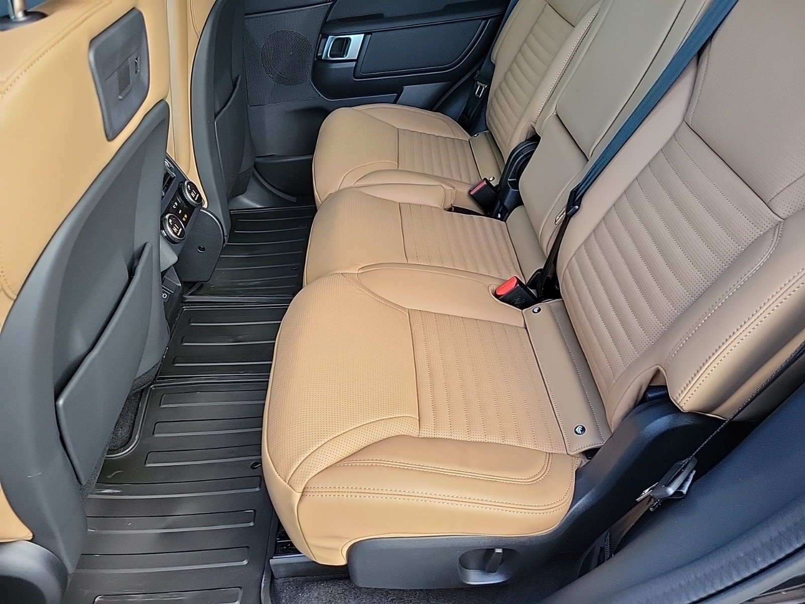 Used 2025 Land Rover Discovery Dynamic SE AWD/4WD image 17
