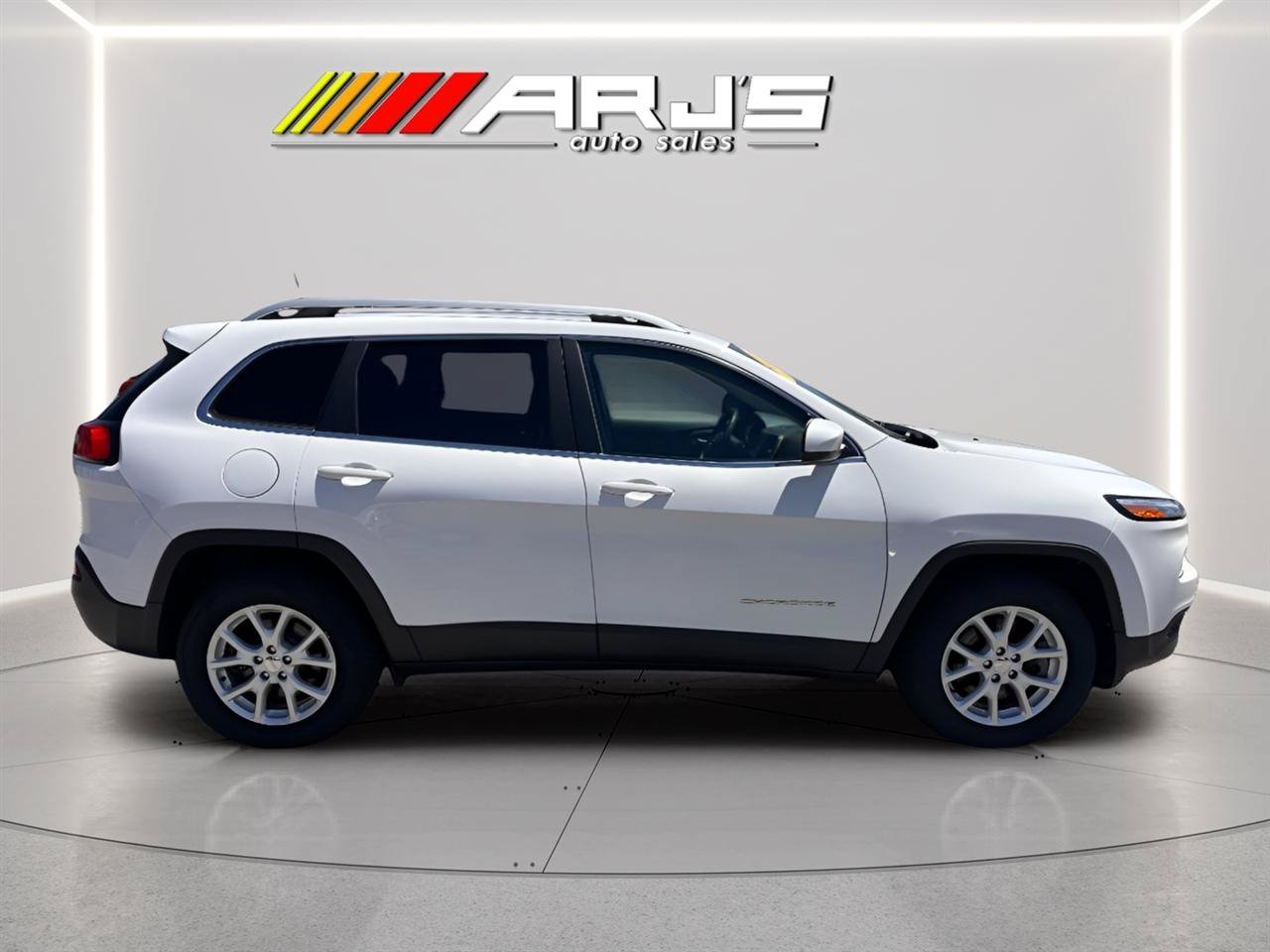 Used 2018 Jeep Cherokee Latitude w/ Cold Weather Group AWD/4WD image 5