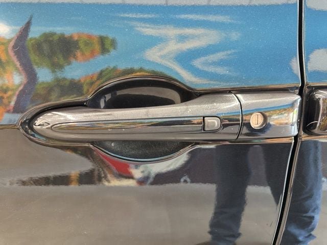 Used 2023 Chrysler Pacifica Touring-L FWD image 17