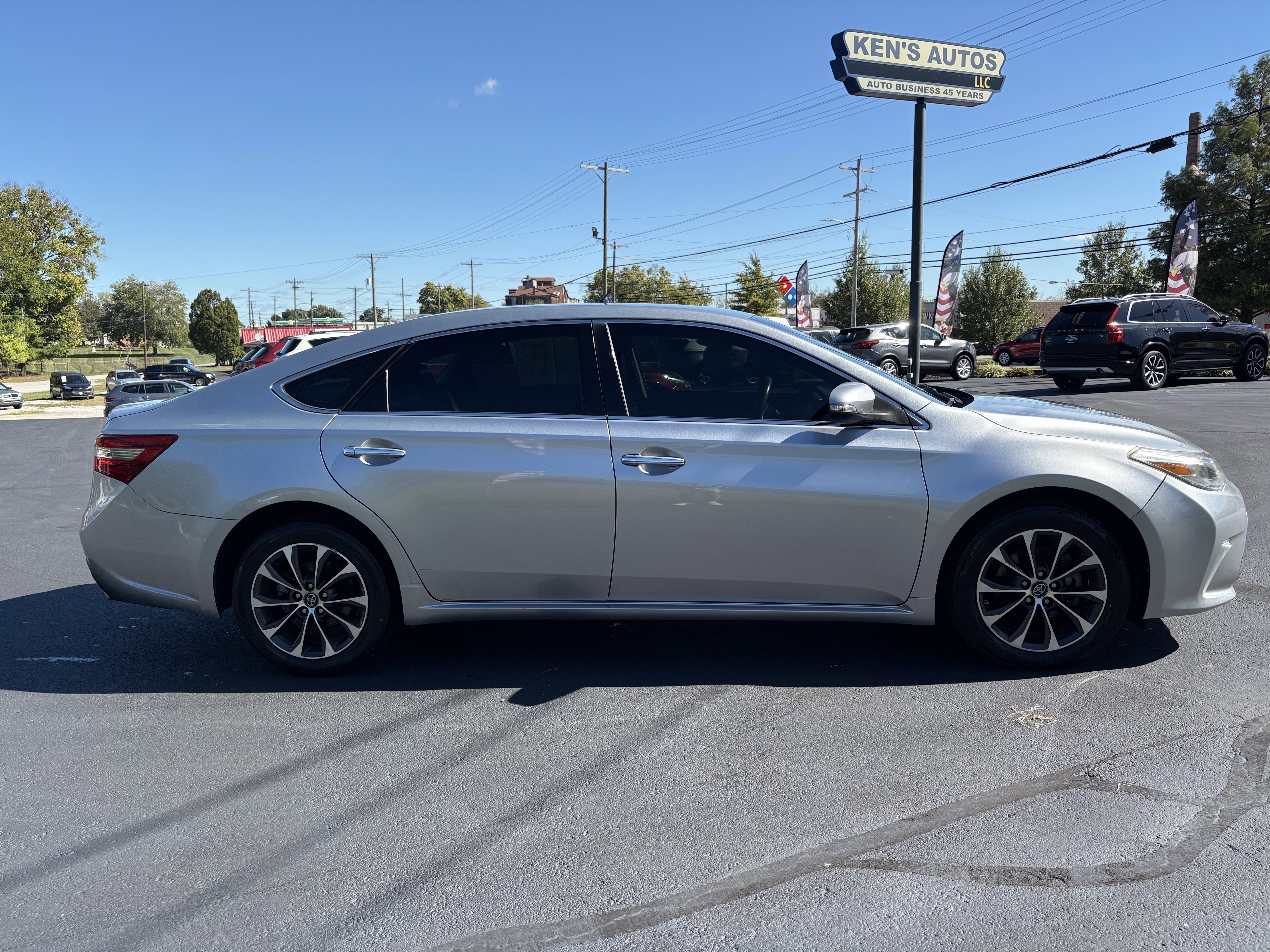 Used 2017 Toyota Avalon XLE image 4